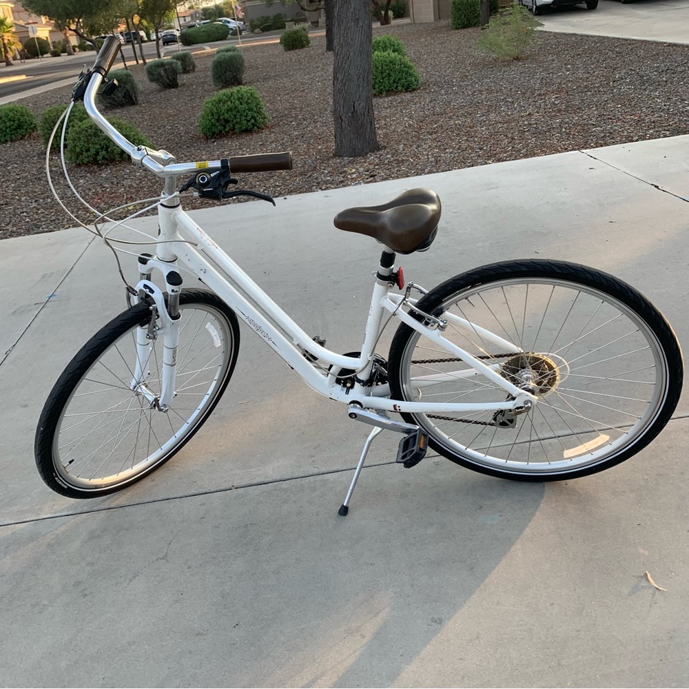 Woman’s Liv Flourish White Front Suspension Lightweight Aluminum Multi Speed
